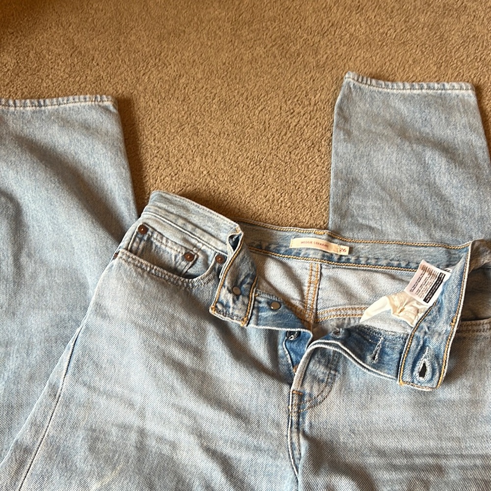 Light wash levi jeans
